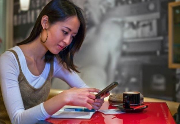 Tìm thấy hộp vàng mẹ chồng giấu dưới gầm giường, tôi quyết định im lặng và không ngờ vài ngày sau, bà lặng lẽ mang tất cả số vàng dúi vào tay tôi