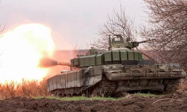 Xe tăng Nga khai hỏa về phía các vị trí của Ukraine. Ảnh: Bộ Quốc phòng Nga