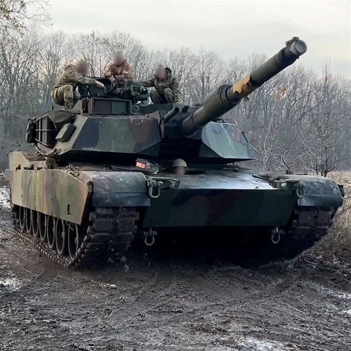 Binh sĩ Ukraine với xe tăng M1A1 Abrams.