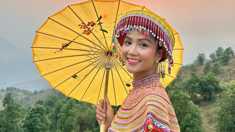 Hoa hậu H’Hen Niê hoà cùng không khí kỷ niệm 70 năm chiến thắng Điện Biên Phủ