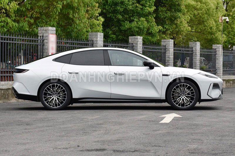 Xe hơi công suất 645 mã lực, nội thất sang chảnh, giá hơn 570 triệu đồng