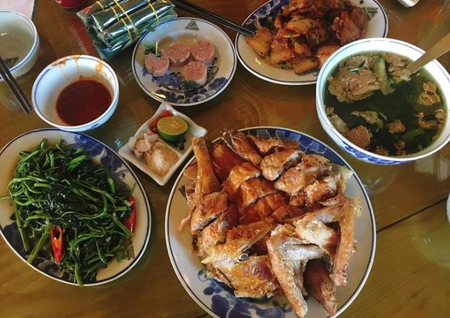 Chồng chễm chệ ngồi mâm trên vợ lủi thủi dưới bếp vét nồi, nàng dâu ấm ức đem thắc mắc hỏi mẹ chồng thì sững người vì sự thật