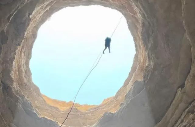 Gi&#x1EBF;ng &#x111;&#x1ECB;a ng&#x1EE5;c s&#xE2;u 112 m&#xE9;t cu&#x1ED1;i c&#xF9;ng c&#x169;ng c&#xF3; ng&#x1B0;&#x1EDD;i ch&#x1EA1;m t&#x1EDB;i &#x111;&#xE1;y, l&#x1ED9; ra m&#x1ED9;t th&#x1EBF; gi&#x1EDB;i kinh ng&#x1EA1;c!