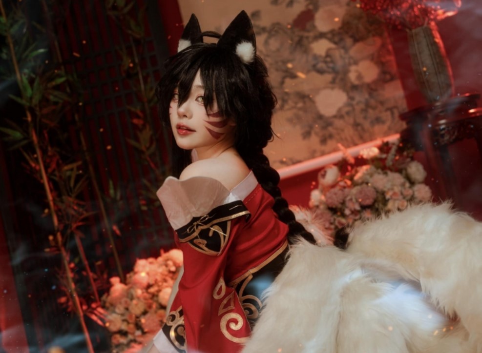 Yoonsul cosplay Hồ Ly Chín Đuôi Ahri trong Liên Minh Huyền Thoại