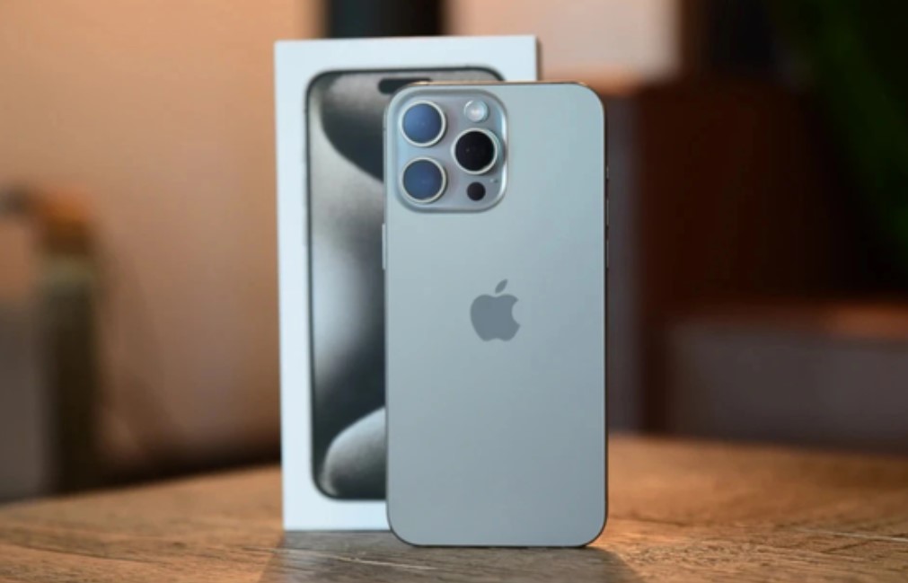 iPhone 15 Pro Max tiếp tục giảm giá 'sập sàn'