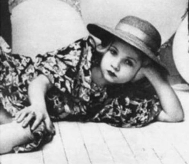 Xuất hiện trên tạp chí 'Playboy' năm 11 tuổi, bị mẹ coi là cỗ máy kiếm tiền, cuộc sống mẫu nhí như địa ngục