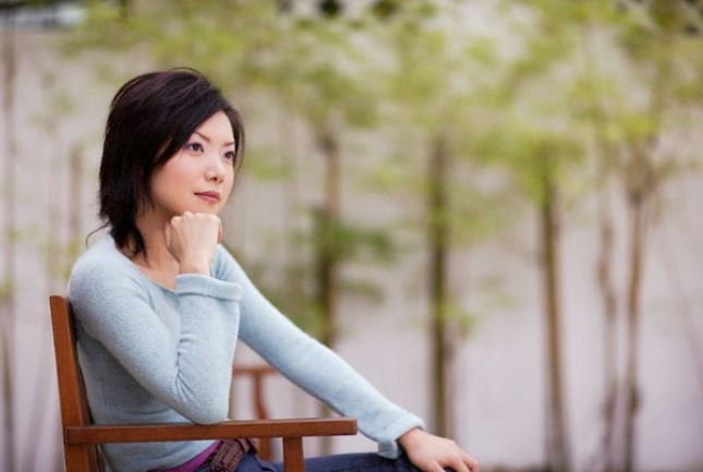 Sáng ra vừa mở cửa, tôi sửng sốt khi thấy mẹ chồng cũ ngồi vạ vật trên bậc thềm, lời thỉnh cầu sau đó của bà càng khiến tôi choáng váng