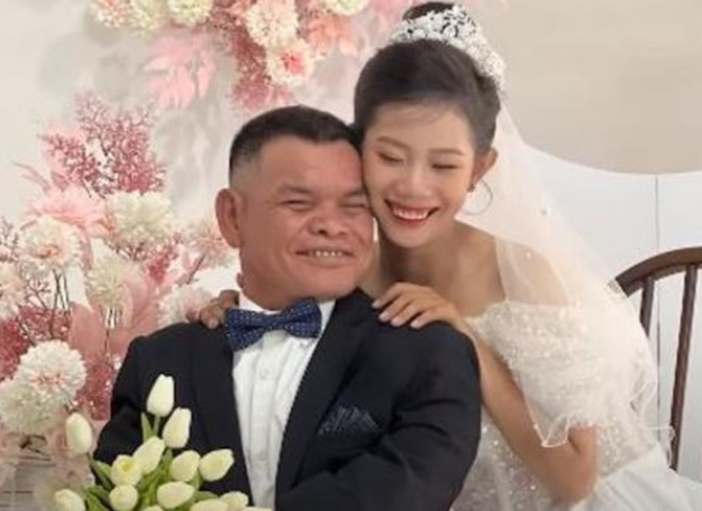 Người đàn ông tí hon 47 tuổi ở Đồng Nai cưới vợ đẹp kém 26 tuổi