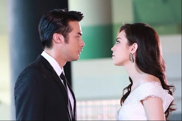 Đưa bạn gái mới đi chơi thì tình cờ gặp vợ cũ, con gái cất tiếng chào mà tôi tê tái trước cái nhìn khinh bỉ của mọi người