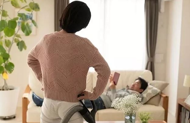 Chồng quá lười, mẹ chồng khuyên ly hôn nhưng tôi tiếc vì anh chưa ngoại tình