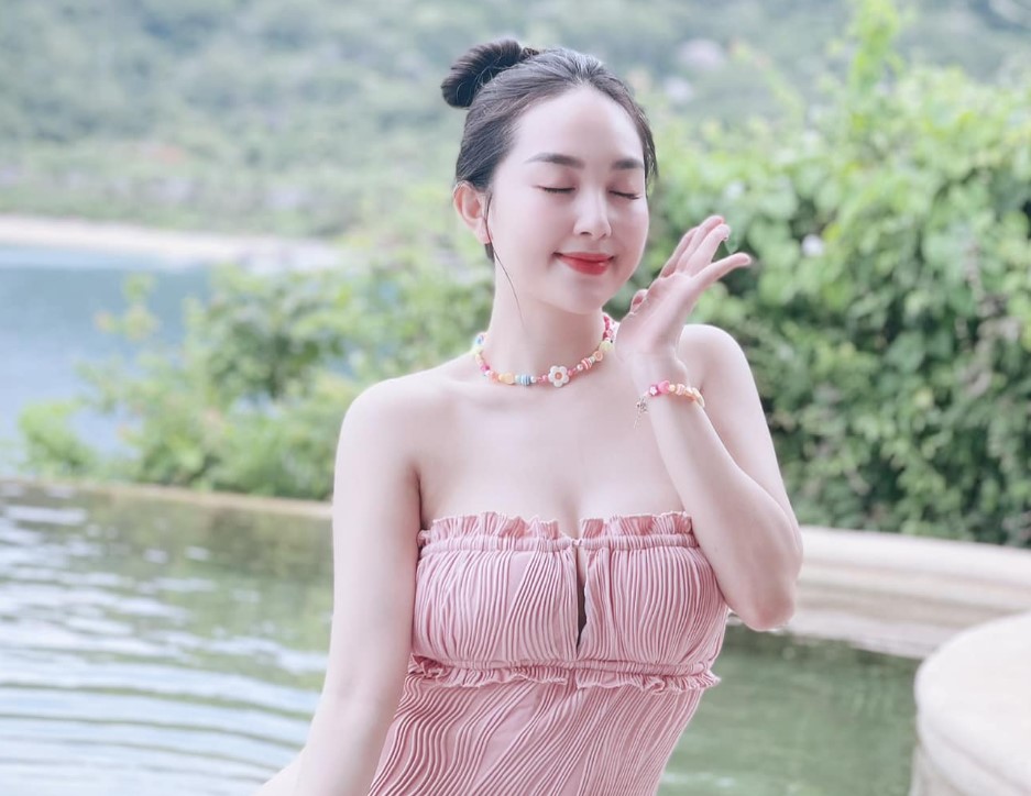 Vẻ đẹp không tì vết của nữ MC quê Nghệ An