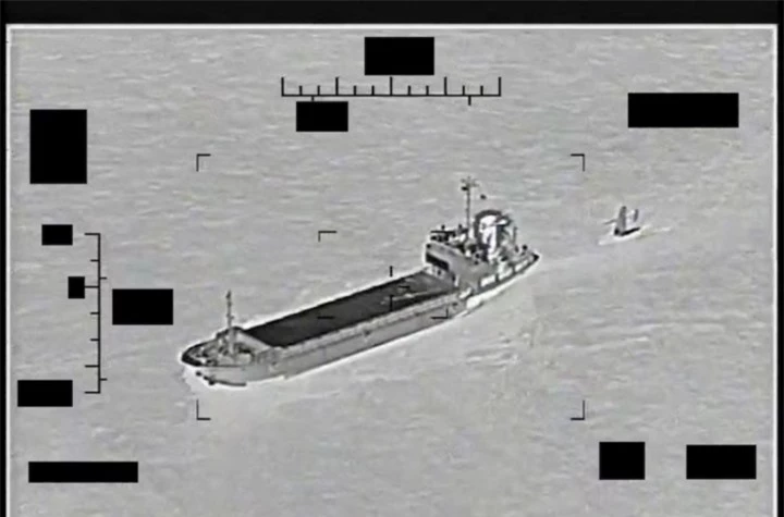 Hình ảnh tàu hỗ trợ Shahid Baziar của hải quân quân đoàn Vệ binh Cách mạng Hồi giáo Iran và tàu mặt nước không người lái Saildrone Explorer trong vùng biển Vịnh Ả Rập. (Ảnh: Reuters)