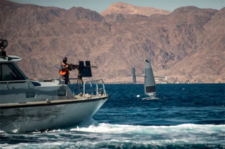 Một tàu mặt nước không người lái Saildrone Explorer di chuyển theo tàu tuần tra của Hải quân Hoàng gia Jordan, tiến hành huấn luyện chống đánh bắt trái phép trong cuộc tập trận hàng hải quốc tế Cutlass Express 2022. (Ảnh: Reuters)