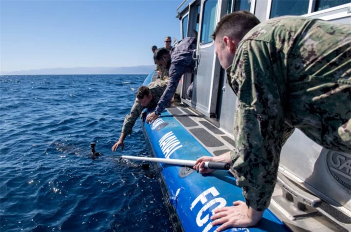 Các thủy thủ lấy một chiếc tàu ngầm không người lái Iver trong cuộc tập trận hàng hải quốc tế Cutlass Express 2022. (Ảnh: Reuters)