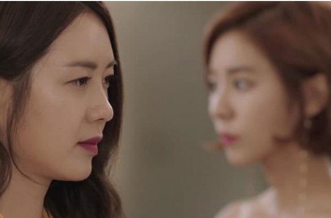 Chị chồng lên thành phố sống chung, mỗi lần vào nhà vệ sinh cả tiếng, một lần nhìn hé cửa mà tôi thấy lạ