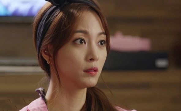 Con nhỏ vô ý làm đổ cốc nước vào cô em họ, tôi muối mặt bị mắng "đồ nhà quê" và màn cứu nguy cực đỉnh từ mẹ chồng