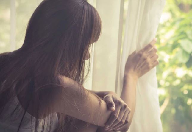 Đến thăm tôi ở cữ, nhìn phòng ngủ của mẹ con tôi, mẹ chồng ngân ngấn nước mắt rồi thu dọn quần áo xin cho tôi về lại nhà chồng