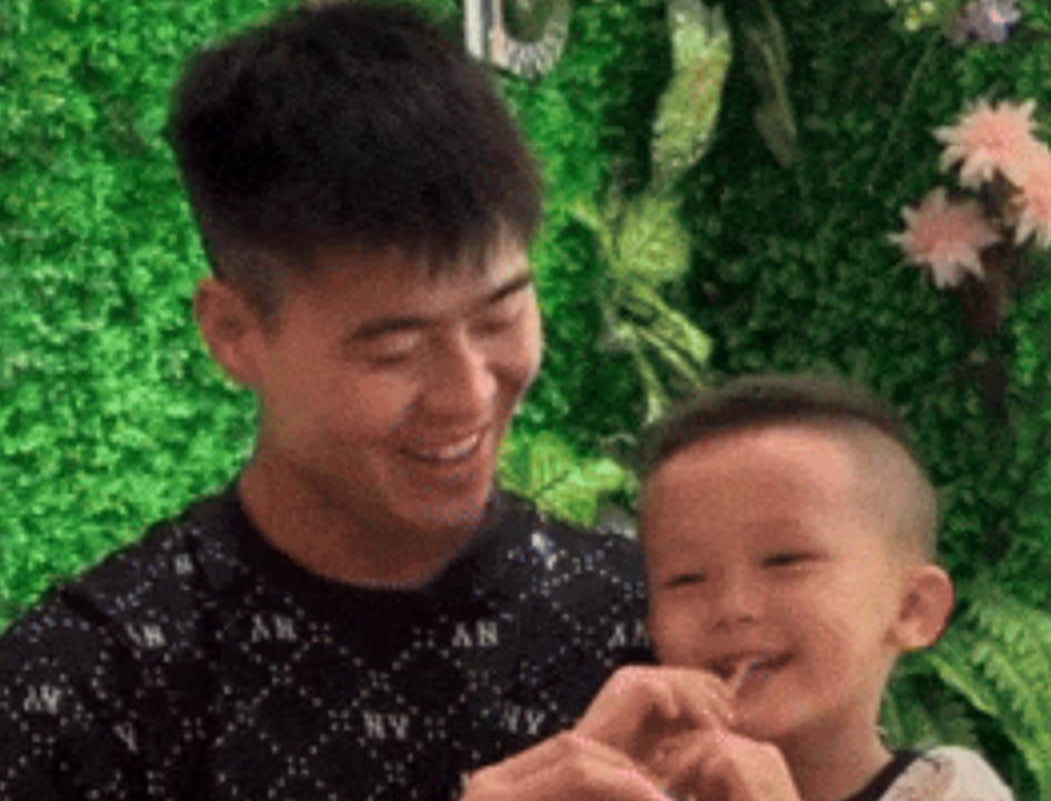 Con trai Duy Mạnh về nhà sau khi đi bệnh viện chữa bệnh hiếm, quậy tưng bừng, "vay tiền" các chú cầu thủ giúp bố