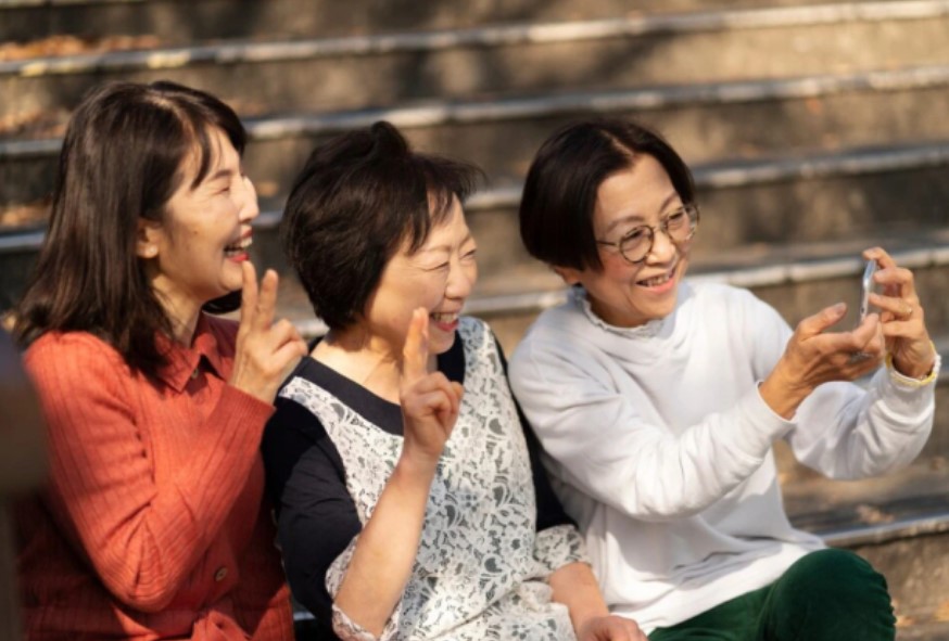 Mẹ chồng mải mê đi du lịch chứ không chịu chăm con dâu ở cữ, khi mẹ ốm, tôi bất ngờ trước câu nói của chồng