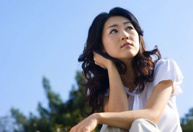 Mỗi tháng đều đặn gửi 10 triệu để anh chị chăm bố mẹ chồng, nhưng ngày tôi về thăm, thấy mâm cơm ông bà ăn mà tôi chết sững