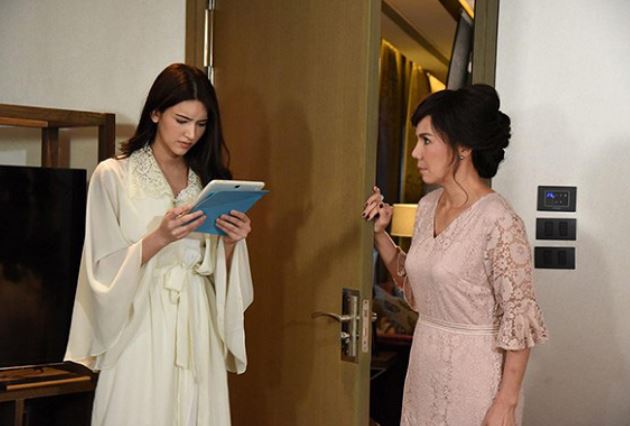 Su&#x1ED1;t 3 n&#x103;m ch&#x103;m s&#xF3;c m&#x1EB9; ch&#x1ED3;ng, th&#x1EBF; m&#xE0; ng&#xE0;y em ch&#x1ED3;ng t&#x1EEB; n&#x1B0;&#x1EDB;c ngo&#xE0;i v&#x1EC1;, b&#xE0; n&#xF3;i m&#x1ED9;t c&#xE2;u khi&#x1EBF;n t&#xF4;i ph&#x1EA3;i &#x111;&#x1B0;a ra cu&#x1ED1;n s&#x1ED5; ghi ch&#xE9;p d&#xE0;i 50 trang