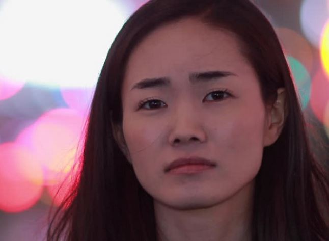 Từ tờ đăng ký xe máy của mẹ chồng, tôi lân la hỏi chuyện hàng xóm và rồi phát hiện ra bí mật đáng sợ hãi của chồng