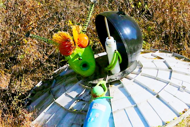 Vật thể bí ẩn giống UFO bị bỏ lại ven đường