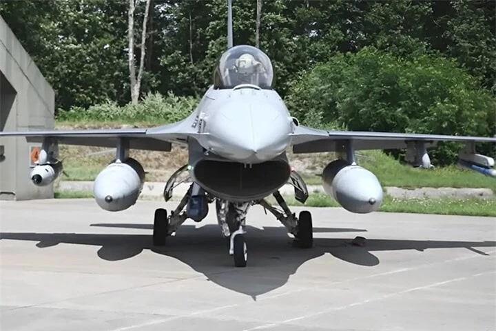 Tiêm kích F-16 của Mỹ mang theo bom hạt nhân huấn luyện B61-12 trong một hoạt động tác chiến tại Hà Lan vào cuối năm 2023. (Ảnh: The Drive)