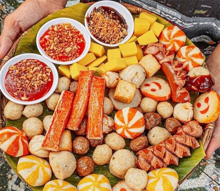 Cá viên chiên là món ăn đường phố chế biến đơn giản. (Ảnh: B.L)