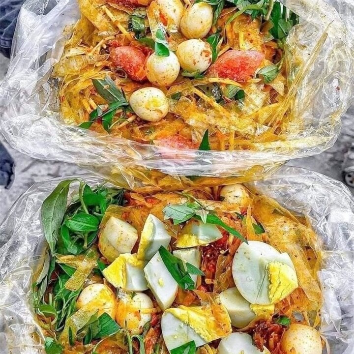 Bánh tráng trộn, một món ăn mang đậm nét đặc trưng của TP.HCM. (Ảnh: B.L)