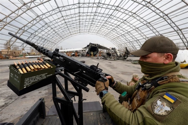 Một thành viên của đơn vị phòng không cơ động Ukraine kiểm tra súng máy M2 Browning. (Ảnh: Reuters)