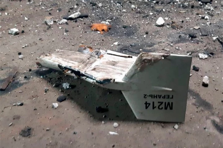 Mảnh vỡ mà quân đội Ukraine cho là của một chiếc Shahed tại Kupiansk. (Ảnh: AP)