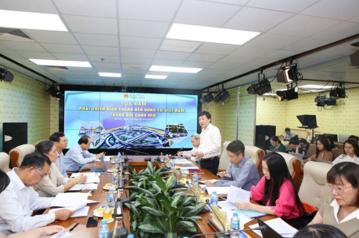 Hoàn thiện quy định liên quan thiết bị an toàn cho trẻ em khi tham gia giao thông