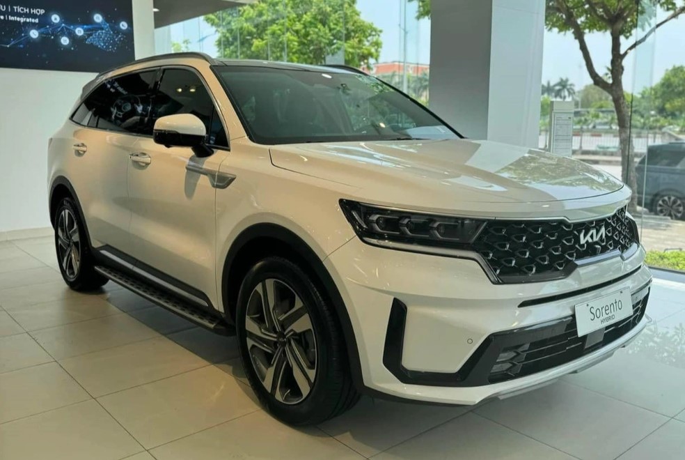 Đối thủ của Santa Fe Hybrid được giảm còn hơn 1 tỷ đồng, rẻ hơn Everest