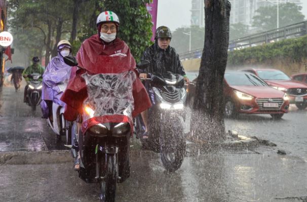 Bắc Bộ mưa dông diện rộng, Nam Bộ nắng nóng