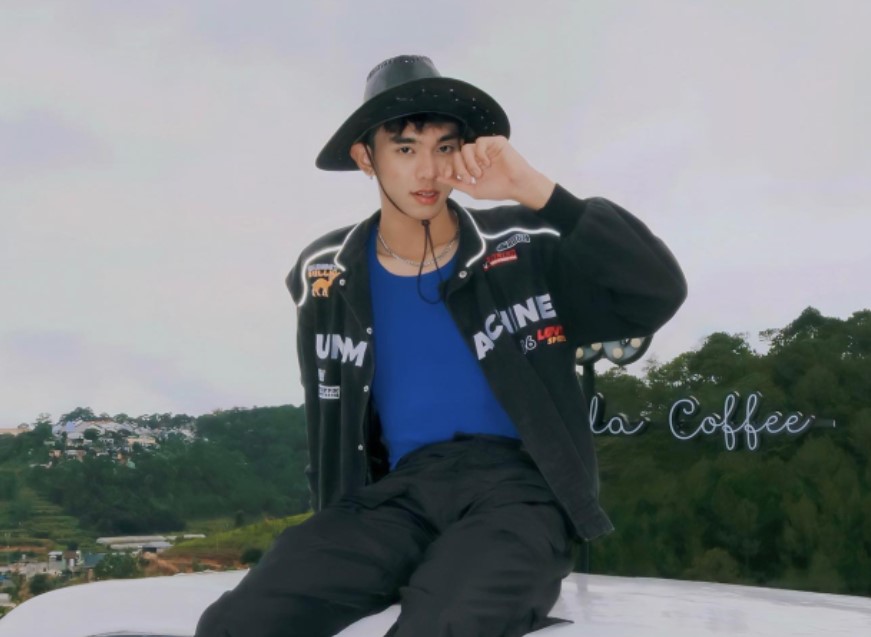 Danh tính 2k4 cao gần 2m đang gây sốt vì quá slay, tiết lộ khó khăn duy nhất khi "chân dài tới nách"