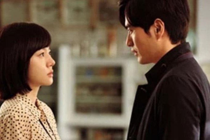 Tôi tình cờ gặp vợ cũ đón con từ trường tiểu học, con trai nói bốn từ khiến tôi sững sờ tại chỗ