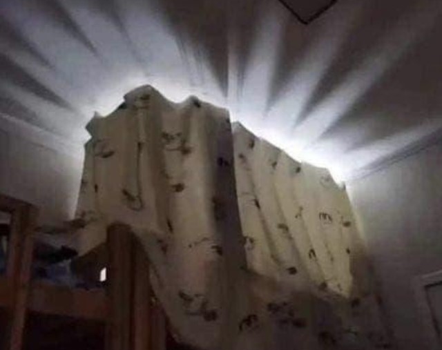 Nửa đêm bừng tỉnh, cô gái giật mình bởi vầng hào quang sáng rực trong phòng