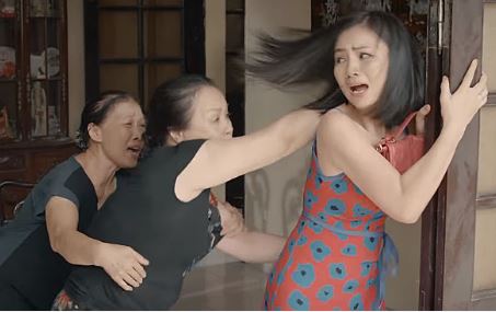 Bị mẹ chồng đuổi ra khỏi nhà vì 5 năm không sinh con, cô vợ tủi nhục khi nhận thêm tin nhắn của chồng: "Muốn đi đâu thì đi nhưng cấm không được nói nguyên nhân là do tôi, đừng để tôi xấu mặt"