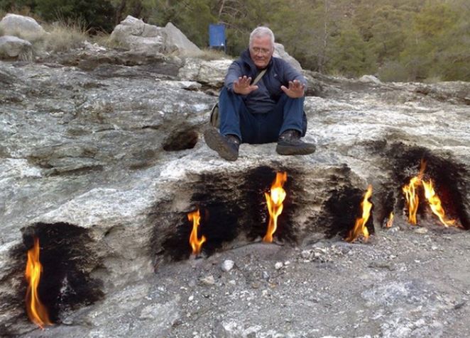 Khung cảnh ấn tượng về hòn đá cháy rực suốt 2.500 năm không tắt, thu hút hàng nghìn du khách hiếu kì