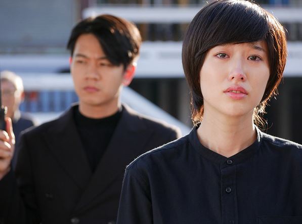 Đến nhà chồng cũ hỏi tiền nuôi con, tôi được mẹ anh dẫn vào căn phòng nhỏ để rồi phát hiện ra mình đúng là kẻ tệ hại