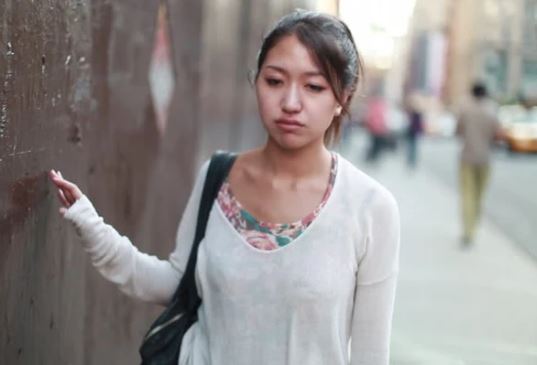 Được chồng giúp nấu cơm rửa bát, tôi chưa kịp mừng thì mẹ chồng đã chống nạnh mắng một câu khiến tôi và chồng đều choáng váng, các con cũng giận luôn bà nội