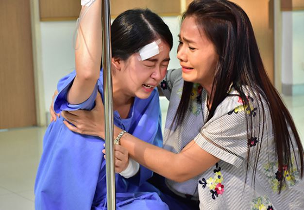 Ngày em vào viện sinh con, mẹ chồng nắm tay dìu từng bước, bà thều thào: "Bằng mọi giá, mẹ con mình phải giữ giọt máu cuối cùng này"