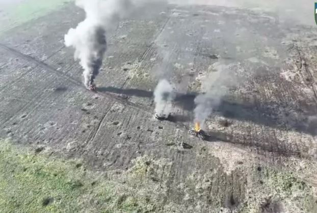 UAV Ukraine bắn xuyên lồng bảo vệ, phá hủy xe bọc thép của Nga