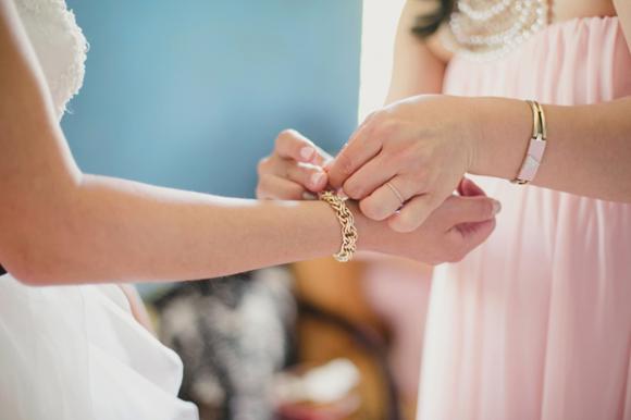 Choáng khi nhận được món quà bằng vàng ròng từ tình cũ của chồng