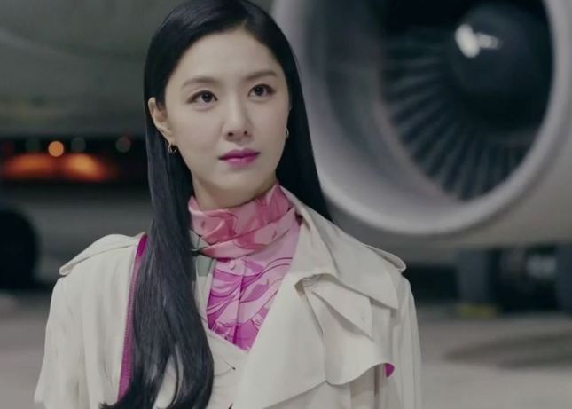 Vừa bước chân vào tới cửa, mẹ chồng tương lai nhìn sang chiếc túi xách nguýt dài "mồi chài được nhiều đấy" khiến tôi phải lạnh lùng đáp trả