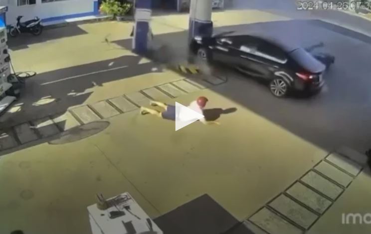 Clip: Tài xế mất kiểm soát, ô tô tông xe máy, húc đổ trụ bơm xăng