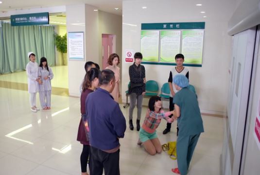 4 năm làm dâu không một lần đến hỏi thăm mẹ chồng, vậy mà khi mẹ tôi nguy kịch trong phòng phẫu thuật, chị dâu lại cầu xin bác sĩ một việc khiến cả gia đình tôi bất ngờ