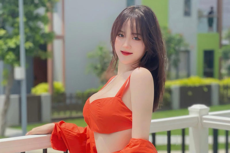 Hot girl xứ Huế sở hữu khuôn mặt xinh đẹp, làn da trắng nõn nà