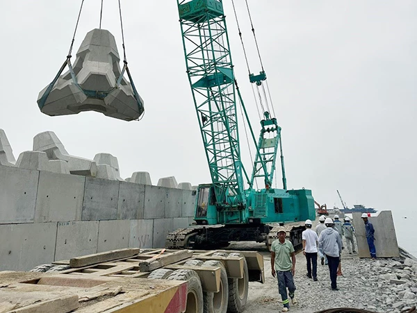 Dự án đầu tư xây dựng phần cơ sở hạ tầng dùng chung cảng Liên Chiểu đang được khẩn trương thi công.
